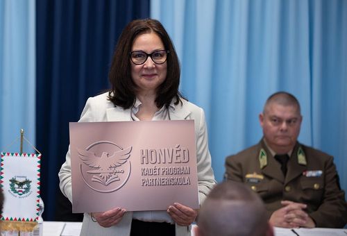 ÚJ UTAKON DIÁKJAINK ÉRDEKÉBEN